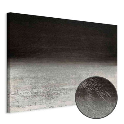 Schuin productaanzicht van Poetic nocturne wide. Het motief loopt door over de randen van het canvas. Een ronde detailopname toont het reliëf van het geloppervlak.