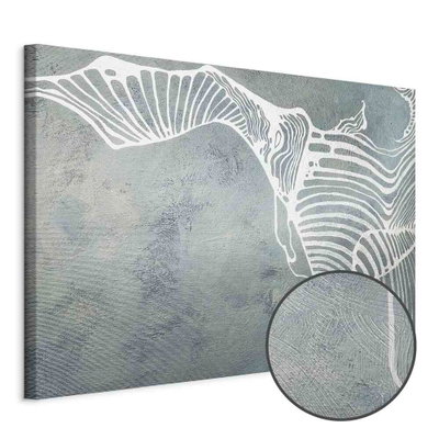 Schuin productaanzicht van Butterfly weave wide. Het motief loopt door over de randen van het canvas. Een ronde detailopname toont het reliëf van het geloppervlak.