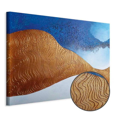 Schuin productaanzicht van Indigo ridge wide. Het motief loopt door over de randen van het canvas. Een ronde detailopname toont het reliëf van het geloppervlak.