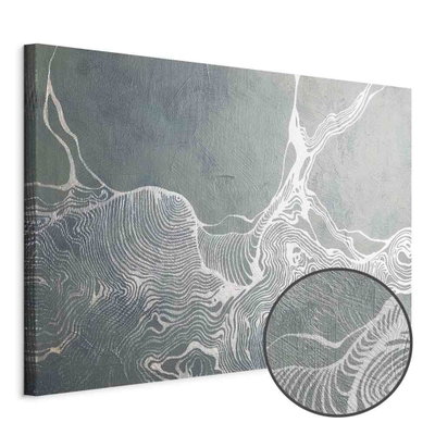 Schuin productaanzicht van Harmony of lines wide. Het motief loopt door over de randen van het canvas. Een ronde detailopname toont het reliëf van het geloppervlak.