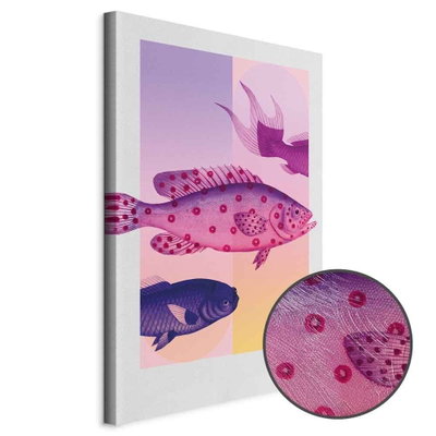 Schuin productaanzicht van Fish in pastels - stylized. Het motief loopt door over de randen van het canvas. Een ronde detailopname toont het reliëf van het geloppervlak.