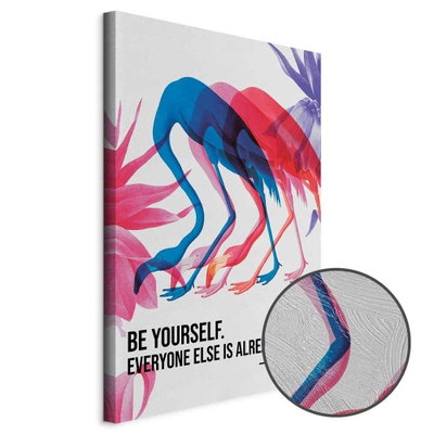 Schuin productaanzicht van Colorful flamingos -. Het motief loopt door over de randen van het canvas. Een ronde detailopname toont het reliëf van het geloppervlak.