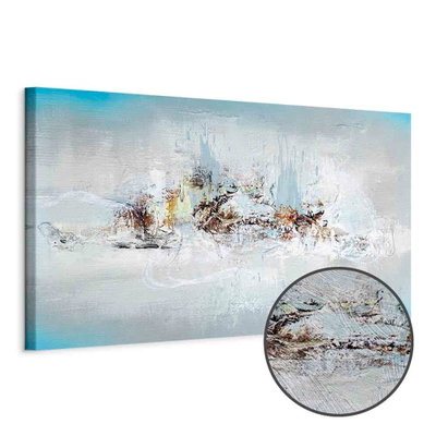 Schuin productaanzicht van Winter outside the window. Het motief loopt door over de randen van het canvas. Een ronde detailopname toont het reliëf van het geloppervlak.