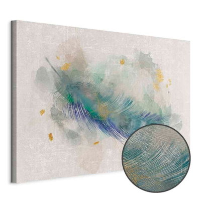 Schuin productaanzicht van Blue adventure wide. Het motief loopt door over de randen van het canvas. Een ronde detailopname toont het reliëf van het geloppervlak.