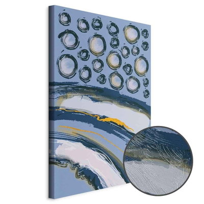 Schuin productaanzicht van Rhythmic auroras. Het motief loopt door over de randen van het canvas. Een ronde detailopname toont het reliëf van het geloppervlak.