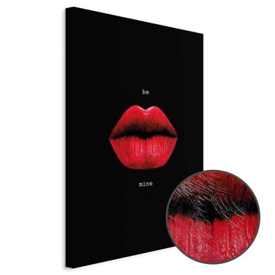 Schuin productaanzicht van Red lips - black background. Het motief loopt door over de randen van het canvas. Een ronde detailopname toont het reliëf van het geloppervlak.