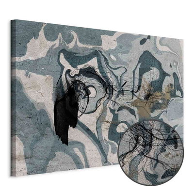 Schuin productaanzicht van Marbled reflection wide. Het motief loopt door over de randen van het canvas. Een ronde detailopname toont het reliëf van het geloppervlak.