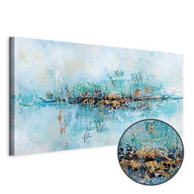 Schuin productaanzicht van Lagoon wide. Het motief loopt door over de randen van het canvas. Een ronde detailopname toont het reliëf van het geloppervlak.