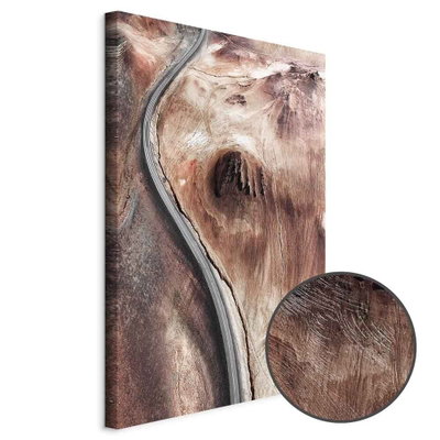 Schuin productaanzicht van Mountain serpentine. Het motief loopt door over de randen van het canvas. Een ronde detailopname toont het reliëf van het geloppervlak.