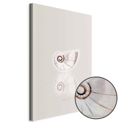Schuin productaanzicht van Ceramic shell. Het motief loopt door over de randen van het canvas. Een ronde detailopname toont het reliëf van het geloppervlak.