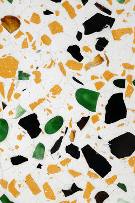 Vooraanzicht van Terrazzo. De volledige gedrukte compositie is te zien zonder het schuine productaanzicht of de detailopname van het geloppervlak.