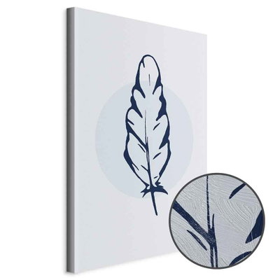 Schuin productaanzicht van Blue feather. Het motief loopt door over de randen van het canvas. Een ronde detailopname toont het reliëf van het geloppervlak.