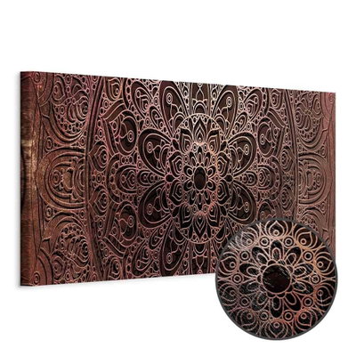 Schuin productaanzicht van Mandala amber silence. Het motief loopt door over de randen van het canvas. Een ronde detailopname toont het reliëf van het geloppervlak.