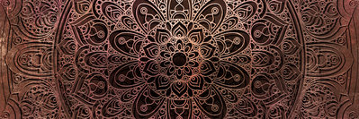 Vooraanzicht van Mandala amber silence. De volledige gedrukte compositie is te zien zonder het schuine productaanzicht of de detailopname van het geloppervlak.