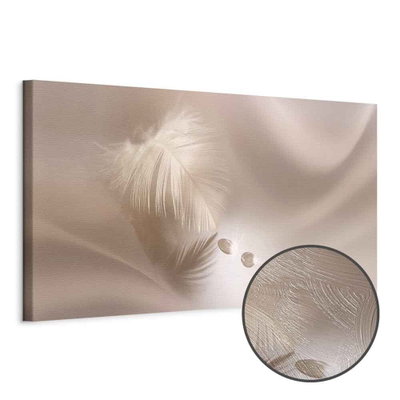Schuin productaanzicht van Delicate feather. Het motief loopt door over de randen van het canvas. Een ronde detailopname toont het reliëf van het geloppervlak.