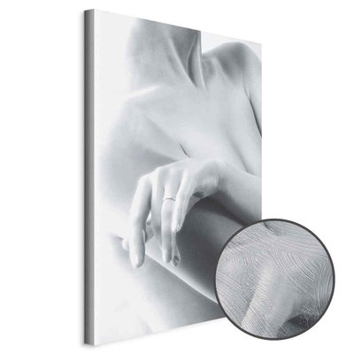 Schuin productaanzicht van Feminine delicacy. Het motief loopt door over de randen van het canvas. Een ronde detailopname toont het reliëf van het geloppervlak.