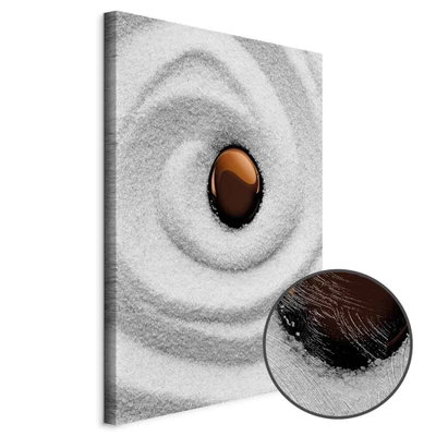 Schuin productaanzicht van Karesansui. Het motief loopt door over de randen van het canvas. Een ronde detailopname toont het reliëf van het geloppervlak.