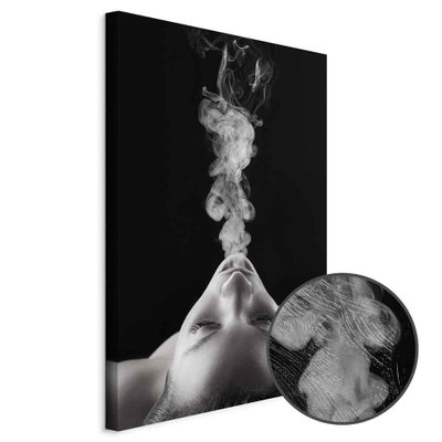 Schuin productaanzicht van Smoke cloud. Het motief loopt door over de randen van het canvas. Een ronde detailopname toont het reliëf van het geloppervlak.