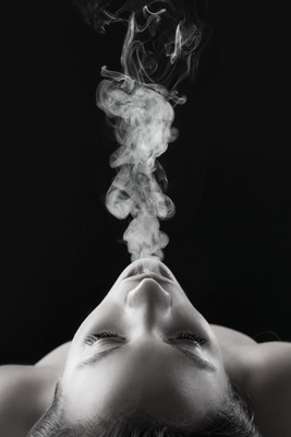 Vooraanzicht van Smoke cloud. De volledige gedrukte compositie is te zien zonder het schuine productaanzicht of de detailopname van het geloppervlak.