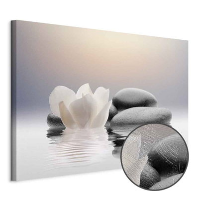 Schuin productaanzicht van Garden of calm. Het motief loopt door over de randen van het canvas. Een ronde detailopname toont het reliëf van het geloppervlak.