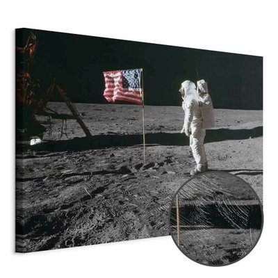 Schuin productaanzicht van Always first wide. Het motief loopt door over de randen van het canvas. Een ronde detailopname toont het reliëf van het geloppervlak.