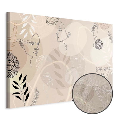 Schuin productaanzicht van Feminine line art. Het motief loopt door over de randen van het canvas. Een ronde detailopname toont het reliëf van het geloppervlak.