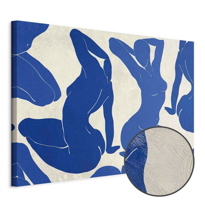 Schuin productaanzicht van Blue femininity. Het motief loopt door over de randen van het canvas. Een ronde detailopname toont het reliëf van het geloppervlak.
