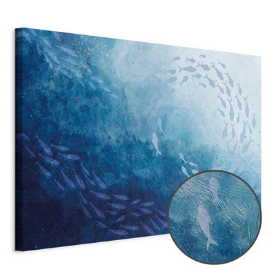 Schuin productaanzicht van Sea depths. Het motief loopt door over de randen van het canvas. Een ronde detailopname toont het reliëf van het geloppervlak.