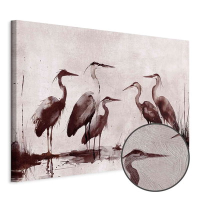 Schuin productaanzicht van Herons painted with ink. Het motief loopt door over de randen van het canvas. Een ronde detailopname toont het reliëf van het geloppervlak.