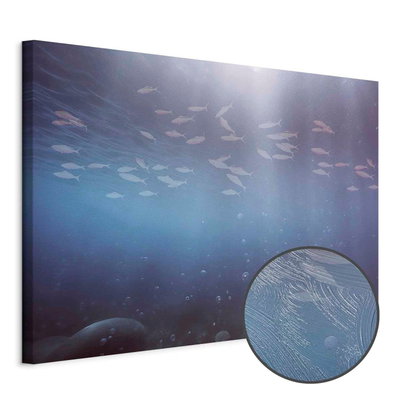 Schuin productaanzicht van Fish in the depths. Het motief loopt door over de randen van het canvas. Een ronde detailopname toont het reliëf van het geloppervlak.