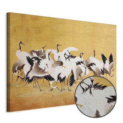 Schuin productaanzicht van Japanese cranes - a flock of. Het motief loopt door over de randen van het canvas. Een ronde detailopname toont het reliëf van het geloppervlak.