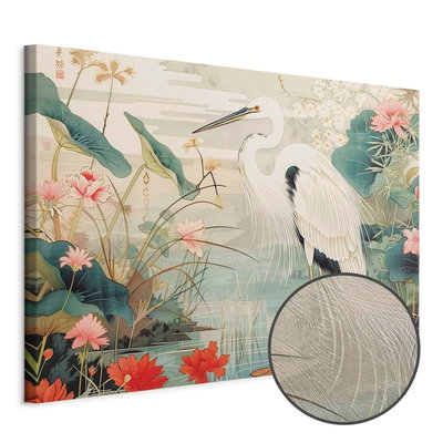 Schuin productaanzicht van By an asian pond - an. Het motief loopt door over de randen van het canvas. Een ronde detailopname toont het reliëf van het geloppervlak.