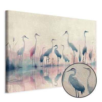 Schuin productaanzicht van Birds by the lake - herons. Het motief loopt door over de randen van het canvas. Een ronde detailopname toont het reliëf van het geloppervlak.