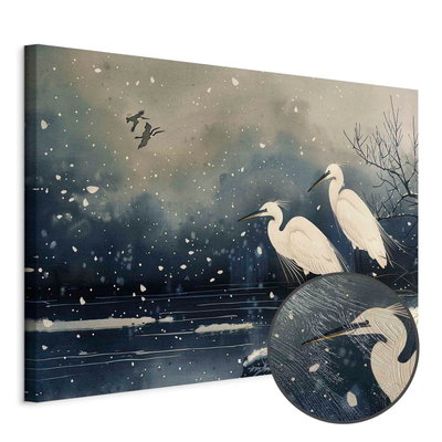 Schuin productaanzicht van Herons over a winter pond -. Het motief loopt door over de randen van het canvas. Een ronde detailopname toont het reliëf van het geloppervlak.