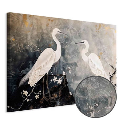 Schuin productaanzicht van Herons and cherry blossoms -. Het motief loopt door over de randen van het canvas. Een ronde detailopname toont het reliëf van het geloppervlak.