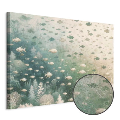 Schuin productaanzicht van The marine world. Het motief loopt door over de randen van het canvas. Een ronde detailopname toont het reliëf van het geloppervlak.