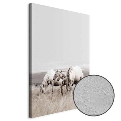 Schuin productaanzicht van White horses. Het motief loopt door over de randen van het canvas. Een ronde detailopname toont het reliëf van het geloppervlak.
