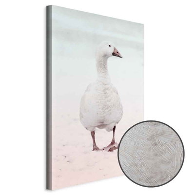 Schuin productaanzicht van Winter duck. Het motief loopt door over de randen van het canvas. Een ronde detailopname toont het reliëf van het geloppervlak.