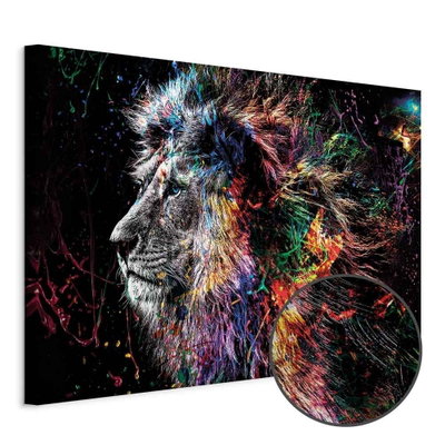 Schuin productaanzicht van Crazy lion wide. Het motief loopt door over de randen van het canvas. Een ronde detailopname toont het reliëf van het geloppervlak.