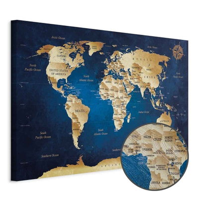 Schuin productaanzicht van World map the dark blue. Het motief loopt door over de randen van het canvas. Een ronde detailopname toont het reliëf van het geloppervlak.