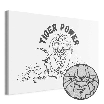 Schuin productaanzicht van Tiger power wide. Het motief loopt door over de randen van het canvas. Een ronde detailopname toont het reliëf van het geloppervlak.