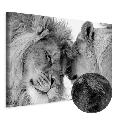 Schuin productaanzicht van Lion& s love. Het motief loopt door over de randen van het canvas. Een ronde detailopname toont het reliëf van het geloppervlak.