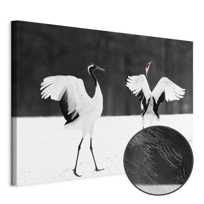 Schuin productaanzicht van Dancing cranes wide. Het motief loopt door over de randen van het canvas. Een ronde detailopname toont het reliëf van het geloppervlak.