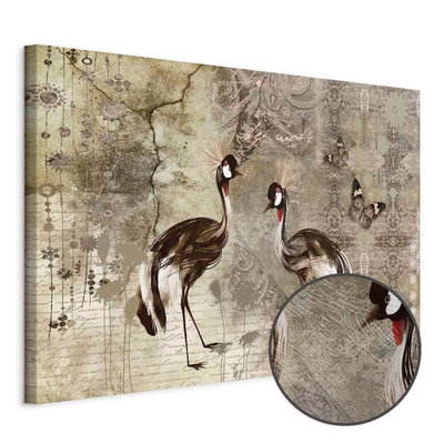 Schuin productaanzicht van Retro cranes wide. Het motief loopt door over de randen van het canvas. Een ronde detailopname toont het reliëf van het geloppervlak.