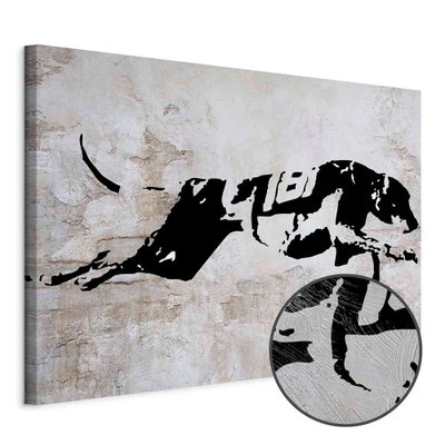 Schuin productaanzicht van Greyhound race wide. Het motief loopt door over de randen van het canvas. Een ronde detailopname toont het reliëf van het geloppervlak.