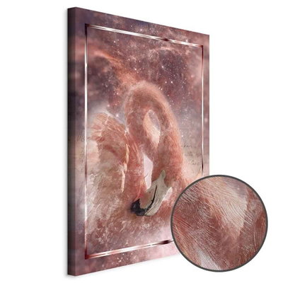 Schuin productaanzicht van Space flamingo. Het motief loopt door over de randen van het canvas. Een ronde detailopname toont het reliëf van het geloppervlak.