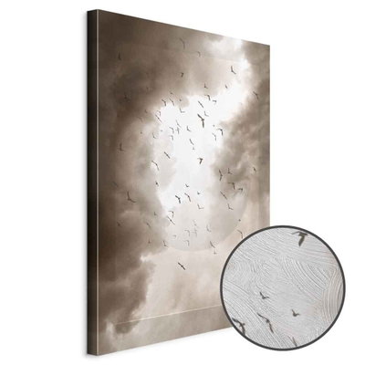 Schuin productaanzicht van Birds in the clouds. Het motief loopt door over de randen van het canvas. Een ronde detailopname toont het reliëf van het geloppervlak.