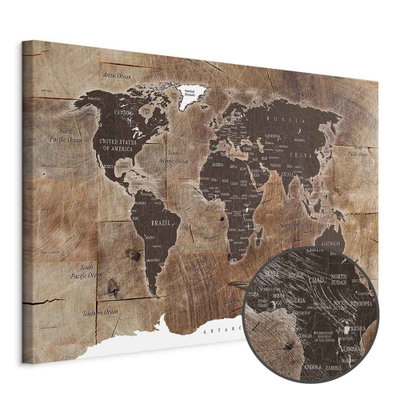 Schuin productaanzicht van World map wooden mosaic. Het motief loopt door over de randen van het canvas. Een ronde detailopname toont het reliëf van het geloppervlak.