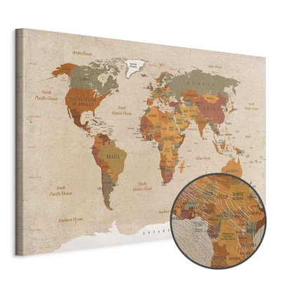 Schuin productaanzicht van World map beige chic. Het motief loopt door over de randen van het canvas. Een ronde detailopname toont het reliëf van het geloppervlak.