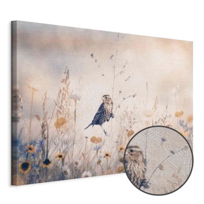 Schuin productaanzicht van August melody. Het motief loopt door over de randen van het canvas. Een ronde detailopname toont het reliëf van het geloppervlak.